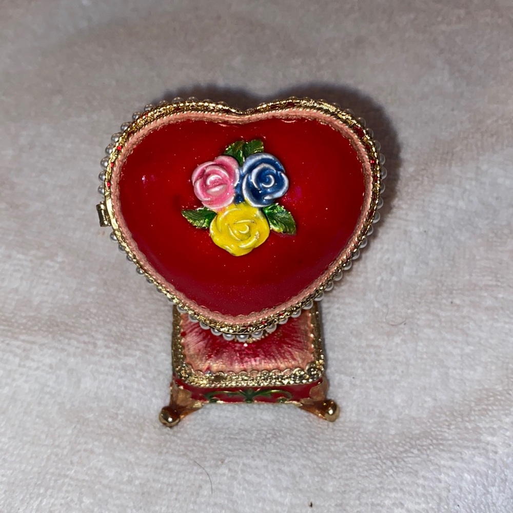 Heart figurine with bouquet